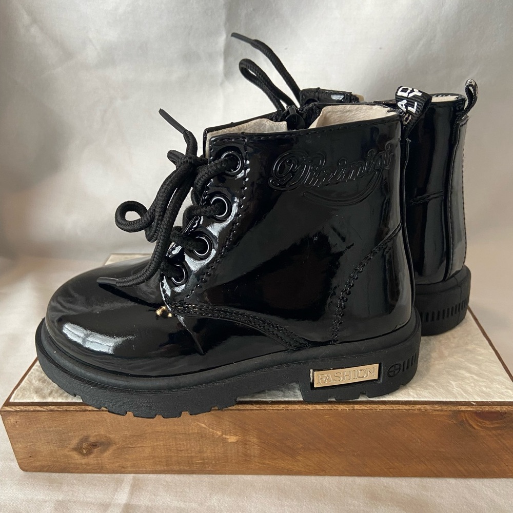 Daclay Dinimigi Black Patent Leather Boots Youth Size 26